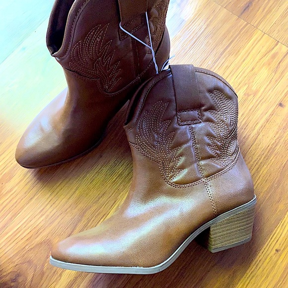 Brown faux leather short cut boots! - Picture 1 of 4